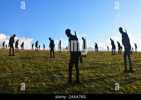 M 40 Soldaten - Skulptur auf dem Hügel im Aston Rowant Nature Reserve, Kennzeichnung, 101 Jahre seit dem Ende des WW1 für Remebrance Day. Bis 24/11/19 zeigen Stockfoto