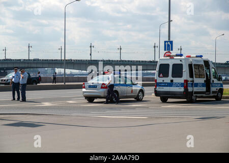 Polizei und Polizei Autos auf der Straße Pflicht Stockfoto