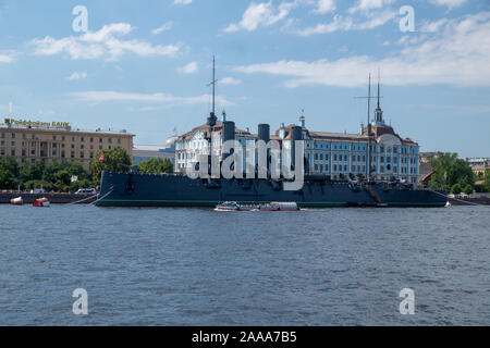 Cruiser Aurora auf der Promenade in St. Petersburg, Russland Stockfoto