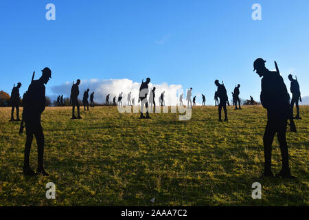 M 40 Soldaten - Skulptur auf dem Hügel im Aston Rowant Nature Reserve, Kennzeichnung, 101 Jahre seit dem Ende des WW1 für Remebrance Day. Bis 24/11/19 zeigen Stockfoto