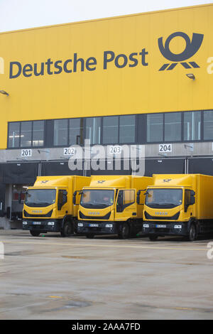 Bochum, Deutschland. Nov, 2019 18. Äußere des Paketzentrums mit Ladebrücken, Container Lkw-Rampen. Die Inbetriebnahme der neuen mega Paketzentrum der Deutschen Post DHL in Bochum, 18.11.2019. | Verwendung der weltweiten Kredit: dpa/Alamy leben Nachrichten Stockfoto