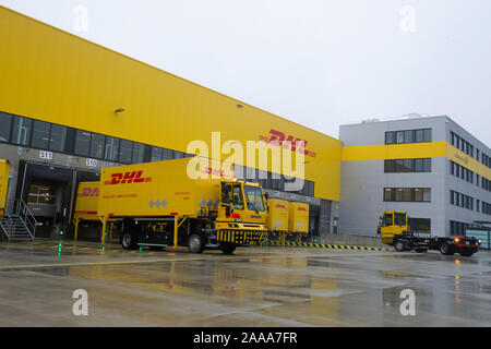 Bochum, Deutschland. Nov, 2019 18. Äußere des Paketzentrums mit Ladebrücken, Container Lkw-Rampen. Die Inbetriebnahme der neuen mega Paketzentrum der Deutschen Post DHL in Bochum, 18.11.2019. | Verwendung der weltweiten Kredit: dpa/Alamy leben Nachrichten Stockfoto