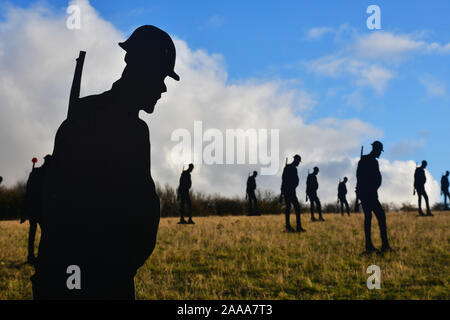 M 40 Soldaten - Skulptur auf dem Hügel im Aston Rowant Nature Reserve, Kennzeichnung, 101 Jahre seit dem Ende des WW1 für Remebrance Day. Bis zum 24. November 2019. 75 poppy Kränze in der Hill WWII darstellen. Stockfoto