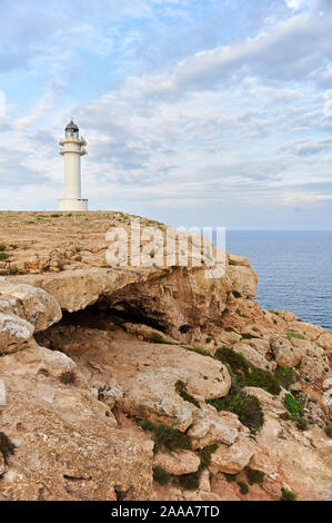 Cap de Barbaria Leuchtturm und Cova Foradada Höhle (Cabo de Berbería, Formentera, Pityusen, Pityusic Inseln, Balearen, Mittelmeer, Spanien) Stockfoto