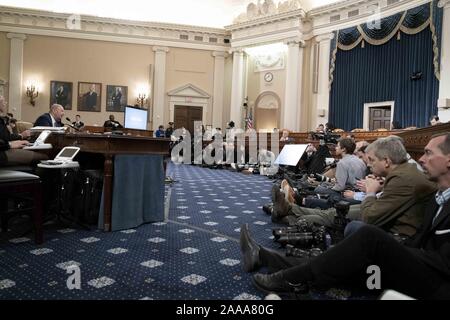 November 20, 2019, Washington, District of Columbia, USA: Botschafter GORDON SONDLAND bezeugt vor der Geheimdienstausschusses in das weitläufige und historischen Haus Mittel und Wege Ausschuss Anhörung Zimmer, wo es genügend Raum für die Presse scrum ein amtsenthebungsverfahren Anhörungen zu decken, 20. November 2019 (Bild: © Douglas Christian/ZUMA Draht) Stockfoto