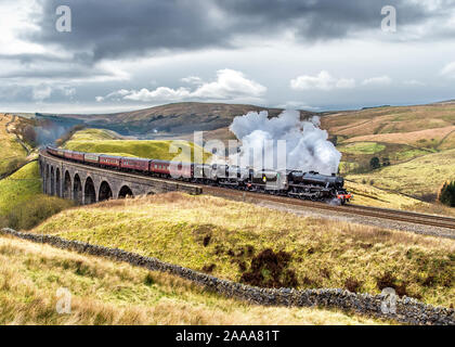 Die Zitadelle Nostalgie doppelte überschrift Steam Train unter der Leitung von zwei Schwarzen 5 Überquerung der s Arten Gill Viadukt auf der Settle-Carlisle Linie in den Yorkshire Dales Stockfoto