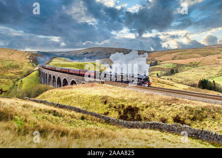 Die Zitadelle Nostalgie doppelte überschrift Steam Train unter der Leitung von zwei Schwarzen 5 Überquerung der s Arten Gill Viadukt auf der Settle-Carlisle Linie in den Yorkshire Dales Stockfoto