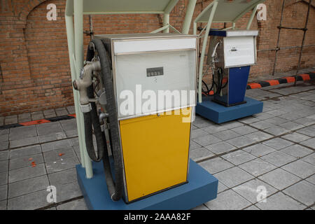 Teheran, Iran. Nov, 2019 19. Ein Blick auf die Tankstelle Museum in Teheran, Iran. Die Tankstelle befindet sich in der historischen Darvazeh Dowlat Bezirk in der Innenstadt von Teheran während der ersten Pahlavi Dynastie, um Kerosin, Benzin und einem berühmten Pestizid namens Emshi zu verteilen geöffnet. Die jetzt Tankstelle Museum zeigt Dokumente über Öl Produkt Distribution wie Transport und Entladung in verschiedenen Tankstellen im Iran. Credit: rouzbeh Fouladi/ZUMA Draht/Alamy leben Nachrichten Stockfoto