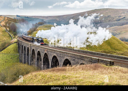 Die Zitadelle Nostalgie doppelte überschrift Steam Train unter der Leitung von zwei Schwarzen 5 Überquerung der s Arten Gill Viadukt auf der Settle-Carlisle Linie in den Yorkshire Dales Stockfoto