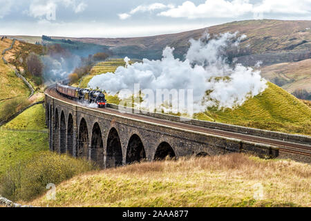 Die Zitadelle Nostalgie doppelte überschrift Steam Train unter der Leitung von zwei Schwarzen 5 Überquerung der s Arten Gill Viadukt auf der Settle-Carlisle Linie in den Yorkshire Dales Stockfoto