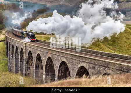 Die Zitadelle Nostalgie doppelte überschrift Steam Train unter der Leitung von zwei Schwarzen 5 Überquerung der s Arten Gill Viadukt auf der Settle-Carlisle Linie in den Yorkshire Dales Stockfoto