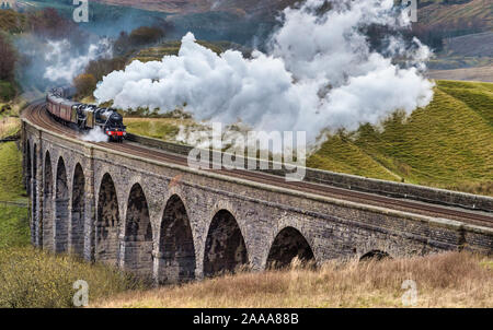 Die Zitadelle Nostalgie doppelte überschrift Steam Train unter der Leitung von zwei Schwarzen 5 Überquerung der s Arten Gill Viadukt auf der Settle-Carlisle Linie in den Yorkshire Dales Stockfoto