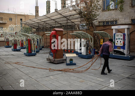 November 19, 2019, Teheran, Iran: Eine Ansicht von der Tankstelle Museum in Teheran, Iran. Die Tankstelle befindet sich in der historischen Darvazeh Dowlat Bezirk in der Innenstadt von Teheran während der ersten Pahlavi Dynastie, um Kerosin, Benzin und einem berühmten Pestizid namens Emshi zu verteilen geöffnet. Die jetzt Tankstelle Museum zeigt Dokumente über Öl Produkt Distribution wie Transport und Entladung in verschiedenen Tankstellen im Iran. (Bild: © rouzbeh Fouladi/ZUMA Draht) Stockfoto