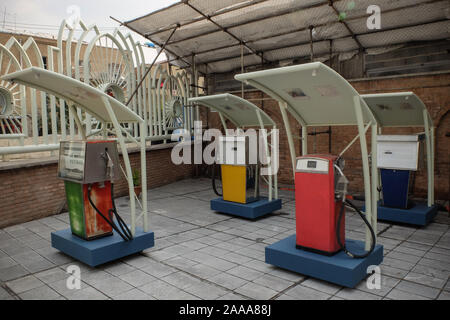 November 19, 2019, Teheran, Iran: Eine Ansicht von der Tankstelle Museum in Teheran, Iran. Die Tankstelle befindet sich in der historischen Darvazeh Dowlat Bezirk in der Innenstadt von Teheran während der ersten Pahlavi Dynastie, um Kerosin, Benzin und einem berühmten Pestizid namens Emshi zu verteilen geöffnet. Die jetzt Tankstelle Museum zeigt Dokumente über Öl Produkt Distribution wie Transport und Entladung in verschiedenen Tankstellen im Iran. (Bild: © rouzbeh Fouladi/ZUMA Draht) Stockfoto