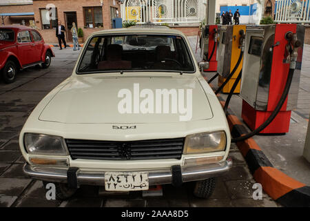 November 19, 2019, Teheran, Iran: Eine Ansicht von der Tankstelle Museum in Teheran, Iran. Die Tankstelle befindet sich in der historischen Darvazeh Dowlat Bezirk in der Innenstadt von Teheran während der ersten Pahlavi Dynastie, um Kerosin, Benzin und einem berühmten Pestizid namens Emshi zu verteilen geöffnet. Die jetzt Tankstelle Museum zeigt Dokumente über Öl Produkt Distribution wie Transport und Entladung in verschiedenen Tankstellen im Iran. (Bild: © rouzbeh Fouladi/ZUMA Draht) Stockfoto