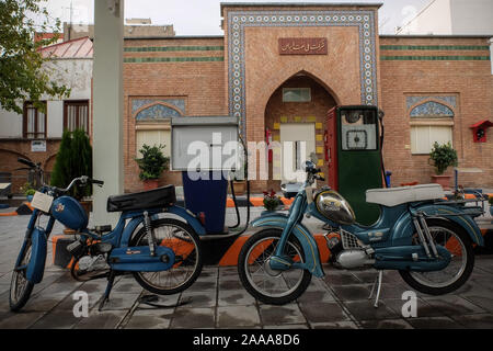 November 19, 2019, Teheran, Iran: Eine Ansicht von der Tankstelle Museum in Teheran, Iran. Die Tankstelle befindet sich in der historischen Darvazeh Dowlat Bezirk in der Innenstadt von Teheran während der ersten Pahlavi Dynastie, um Kerosin, Benzin und einem berühmten Pestizid namens Emshi zu verteilen geöffnet. Die jetzt Tankstelle Museum zeigt Dokumente über Öl Produkt Distribution wie Transport und Entladung in verschiedenen Tankstellen im Iran. (Bild: © rouzbeh Fouladi/ZUMA Draht) Stockfoto