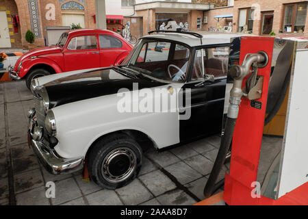 November 19, 2019, Teheran, Iran: Eine Ansicht von der Tankstelle Museum in Teheran, Iran. Die Tankstelle befindet sich in der historischen Darvazeh Dowlat Bezirk in der Innenstadt von Teheran während der ersten Pahlavi Dynastie, um Kerosin, Benzin und einem berühmten Pestizid namens Emshi zu verteilen geöffnet. Die jetzt Tankstelle Museum zeigt Dokumente über Öl Produkt Distribution wie Transport und Entladung in verschiedenen Tankstellen im Iran. (Bild: © rouzbeh Fouladi/ZUMA Draht) Stockfoto