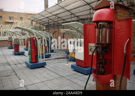 November 19, 2019, Teheran, Iran: Eine Ansicht von der Tankstelle Museum in Teheran, Iran. Die Tankstelle befindet sich in der historischen Darvazeh Dowlat Bezirk in der Innenstadt von Teheran während der ersten Pahlavi Dynastie, um Kerosin, Benzin und einem berühmten Pestizid namens Emshi zu verteilen geöffnet. Die jetzt Tankstelle Museum zeigt Dokumente über Öl Produkt Distribution wie Transport und Entladung in verschiedenen Tankstellen im Iran. (Bild: © rouzbeh Fouladi/ZUMA Draht) Stockfoto