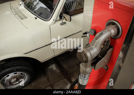 November 19, 2019, Teheran, Iran: Eine Ansicht von der Tankstelle Museum in Teheran, Iran. Die Tankstelle befindet sich in der historischen Darvazeh Dowlat Bezirk in der Innenstadt von Teheran während der ersten Pahlavi Dynastie, um Kerosin, Benzin und einem berühmten Pestizid namens Emshi zu verteilen geöffnet. Die jetzt Tankstelle Museum zeigt Dokumente über Öl Produkt Distribution wie Transport und Entladung in verschiedenen Tankstellen im Iran. (Bild: © rouzbeh Fouladi/ZUMA Draht) Stockfoto