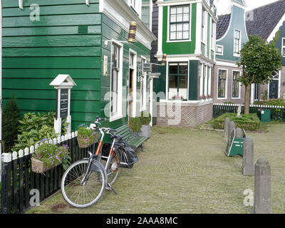 AMSTERDAM, NIEDERLANDE, Oktober, 12, 2017: ein Fahrrad vor einem alten Haus in zaanse schans Dorf in der Nähe von Amsterdam Stockfoto