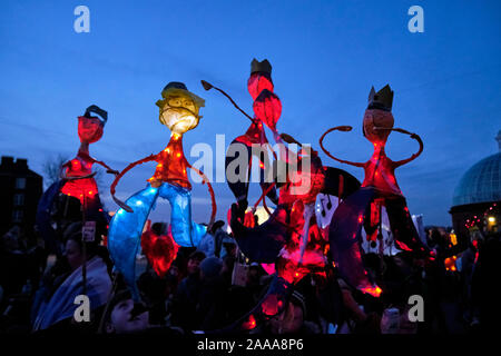 Greenwich, London, UK, 20. November 2019. Laternenumzug im Royal Borough von Greenwich in diesem Jahr unter dem Motto "Die 12 Tage von Weihnachten". Die Parade der handgefertigte Laternen ist lief von örtlichen Schule Kinder und dient als Auftaktveranstaltung für Greenwich Markt große Weihnachtsbeleuchtung einschalten. Eine Gruppe von Herren eine ruhende gegen den Nachthimmel. Quelle: JF Pelletier/Alamy leben Nachrichten Stockfoto