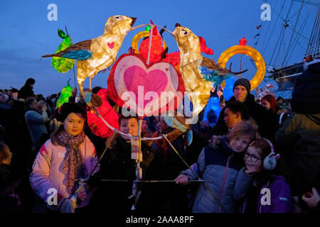 Greenwich, London, Großbritannien, 20. November 2019. Laternenparade im Royal Borough of Greenwich in diesem Jahr unter dem Motto „die 12 Tage Weihnachten“. Die Parade der handgefertigten Laternen wird von lokalen Schulkindern durchgeführt und dient als Eröffnungsveranstaltung des Greenwich Market Big Christmas Lights Switch. Zwei Schildkrötentauben mit drei französischen Hühnern. Stockfoto