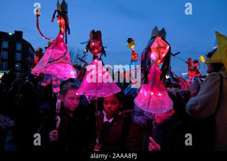 Greenwich, London, UK, 20. November 2019. Laternenumzug im Royal Borough von Greenwich in diesem Jahr unter dem Motto "Die 12 Tage von Weihnachten". Die Parade der handgefertigte Laternen ist lief von örtlichen Schule Kinder und dient als Auftaktveranstaltung für Greenwich Markt große Weihnachtsbeleuchtung einschalten. Junge Mädchen, die tanzenden Damen. Quelle: JF Pelletier/Alamy leben Nachrichten Stockfoto