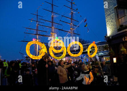 Greenwich, London, Großbritannien, 20. November 2019. Laternenparade im Royal Borough of Greenwich in diesem Jahr unter dem Motto „die 12 Tage Weihnachten“. Die Parade der handgefertigten Laternen wird von lokalen Schulkindern durchgeführt und dient als Eröffnungsveranstaltung des Greenwich Market Big Christmas Lights Switch. Fünf goldene Ringe, die das Schiff Cutty Sark passieren. Stockfoto