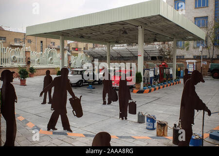 Teheran, Iran. Nov, 2019 19. Ein Blick auf die Tankstelle Museum in Teheran, Iran. Die Tankstelle befindet sich in der historischen Darvazeh Dowlat Bezirk in der Innenstadt von Teheran während der ersten Pahlavi Dynastie, um Kerosin, Benzin und einem berühmten Pestizid namens Emshi zu verteilen geöffnet. Die jetzt Tankstelle Museum zeigt Dokumente über Öl Produkt Distribution wie Transport und Entladung in verschiedenen Tankstellen im Iran. Credit: rouzbeh Fouladi/ZUMA Draht/Alamy leben Nachrichten Stockfoto