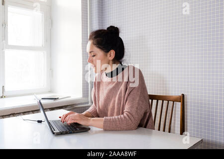 Junge Frau mit Laptop Computer freigegeben Stockfoto
