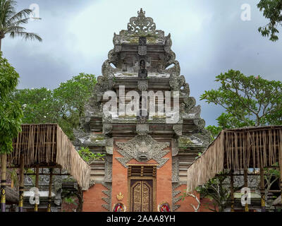 In Ubud, Indonesien - März, 14, 2018: Weite Einstellung auf das Tor zum königlichen Palast, puri saren Agung, bei Ubud in Bali. Stockfoto