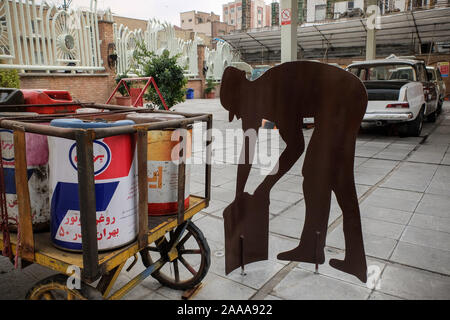 November 19, 2019, Teheran, Iran: Eine Ansicht von der Tankstelle Museum in Teheran, Iran. Die Tankstelle befindet sich in der historischen Darvazeh Dowlat Bezirk in der Innenstadt von Teheran während der ersten Pahlavi Dynastie, um Kerosin, Benzin und einem berühmten Pestizid namens Emshi zu verteilen geöffnet. Die jetzt Tankstelle Museum zeigt Dokumente über Öl Produkt Distribution wie Transport und Entladung in verschiedenen Tankstellen im Iran. (Bild: © rouzbeh Fouladi/ZUMA Draht) Stockfoto