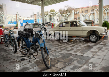 November 19, 2019, Teheran, Iran: Eine Ansicht von der Tankstelle Museum in Teheran, Iran. Die Tankstelle befindet sich in der historischen Darvazeh Dowlat Bezirk in der Innenstadt von Teheran während der ersten Pahlavi Dynastie, um Kerosin, Benzin und einem berühmten Pestizid namens Emshi zu verteilen geöffnet. Die jetzt Tankstelle Museum zeigt Dokumente über Öl Produkt Distribution wie Transport und Entladung in verschiedenen Tankstellen im Iran. (Bild: © rouzbeh Fouladi/ZUMA Draht) Stockfoto