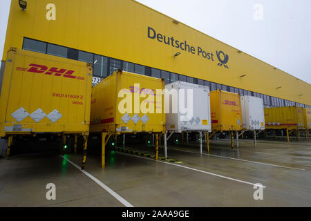 Bochum, Deutschland. Nov, 2019 18. Äußere des Paketzentrums mit Ladebrücken, Container Lkw-Rampen. Die Inbetriebnahme der neuen mega Paketzentrum der Deutschen Post DHL in Bochum, 18.11.2019. | Verwendung der weltweiten Kredit: dpa/Alamy leben Nachrichten Stockfoto