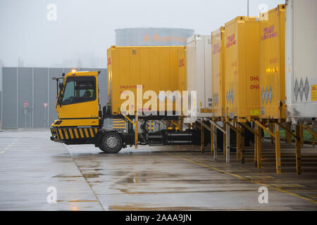 Bochum, Deutschland. Nov, 2019 18. Äußere des Paketzentrums mit Ladebrücken, Container Lkw-Rampen. Die Inbetriebnahme der neuen mega Paketzentrum der Deutschen Post DHL in Bochum, 18.11.2019. | Verwendung der weltweiten Kredit: dpa/Alamy leben Nachrichten Stockfoto