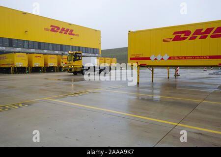 Bochum, Deutschland. Nov, 2019 18. Äußere des Paketzentrums mit Ladebrücken, Container Lkw-Rampen. Die Inbetriebnahme der neuen mega Paketzentrum der Deutschen Post DHL in Bochum, 18.11.2019. | Verwendung der weltweiten Kredit: dpa/Alamy leben Nachrichten Stockfoto