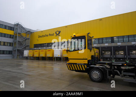 Bochum, Deutschland. Nov, 2019 18. Äußere des Paketzentrums mit Ladebrücken, Container Lkw-Rampen. Die Inbetriebnahme der neuen mega Paketzentrum der Deutschen Post DHL in Bochum, 18.11.2019. | Verwendung der weltweiten Kredit: dpa/Alamy leben Nachrichten Stockfoto