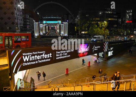 London, Großbritannien. 20. November 2019. Eine dekorierte Olympische Weise vor Winterfest Öffnung im Wembley Park in North West London. Künstler aus aller Welt haben das Licht und Ton Kunstwerke in den ersten Winter Lights der Gegend Trail erstellt. Credit: Stephen Chung/Alamy leben Nachrichten Stockfoto