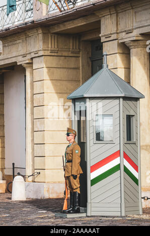 Budapest, Ungarn - Nov 6, 2019: palastwache vor dem Ungarischen Präsidentenpalast, Sandor Palace. Bewaffnete Präsidentengarde in Uniform vor dem Gebäude. Ehrengarde. Stockfoto