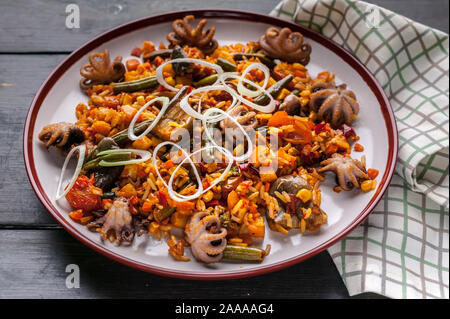 Close-up Traditionelle spanische Paella mit Kraken. Mediterrane Speisen. Ketogenic Diät Rezepte Stockfoto