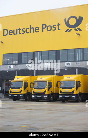 Bochum, Deutschland. Nov, 2019 18. Äußere des Paketzentrums mit Ladebrücken, Container Lkw-Rampen. Die Inbetriebnahme der neuen mega Paketzentrum der Deutschen Post DHL in Bochum, 18.11.2019. | Verwendung der weltweiten Kredit: dpa/Alamy leben Nachrichten Stockfoto