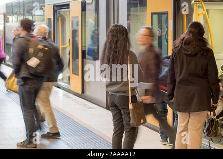 Pendler ein- und Aussteigen aus einem Zug der Waratah Series Sydney in Chatswood auf der T1 North Shore Line in Sydney in Australien Stockfoto