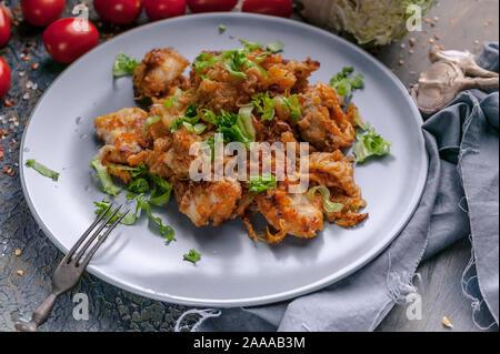Vertikaler gedämpfter Kabeljau mit Rosenkohl in Tomatensoße. Gesunde Meeresfrüchte. Ketogenic Diät Stockfoto