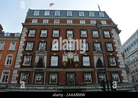 London, Großbritannien. November 2019, 20. Weihnachtsfenster von Fortnum & Mason in London Piccadilly. Stockfoto