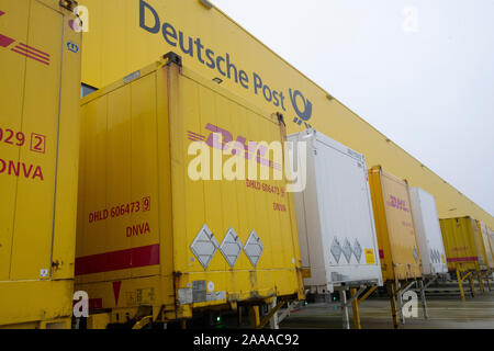 Bochum, Deutschland. Nov, 2019 18. Äußere des Paketzentrums mit Ladebrücken, Container Lkw-Rampen. Die Inbetriebnahme der neuen mega Paketzentrum der Deutschen Post DHL in Bochum, 18.11.2019. | Verwendung der weltweiten Kredit: dpa/Alamy leben Nachrichten Stockfoto