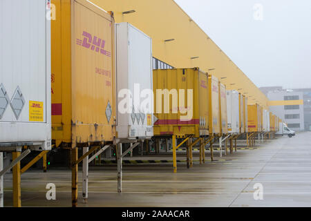 Bochum, Deutschland. Nov, 2019 18. Äußere des Paketzentrums mit Ladebrücken, Container Lkw-Rampen. Die Inbetriebnahme der neuen mega Paketzentrum der Deutschen Post DHL in Bochum, 18.11.2019. | Verwendung der weltweiten Kredit: dpa/Alamy leben Nachrichten Stockfoto