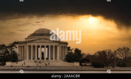 Touristen, die in Das Jefferson Memorial in Washington, DC. Stockfoto