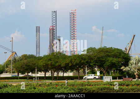 Öl bohren am Jumeirah Strand, Dubai, VAE Stockfoto