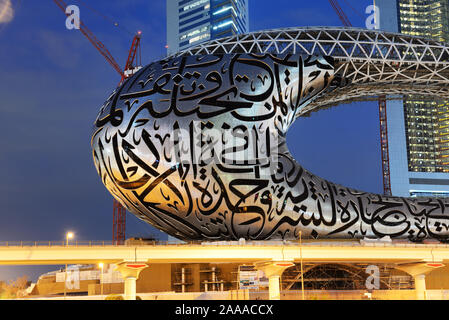 DUBAI, VAE - 15. NOVEMBER: Der Bau der Museum der Zukunft in der Nacht beleuchtung am 15. November 2019 in Dubai, VAE Stockfoto