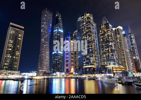 DUBAI, VAE - 15. NOVEMBER: Die Nacht beleuchtung der Dubai Marina und Cayan Turm am 15. November 2019 in Dubai, VAE Stockfoto